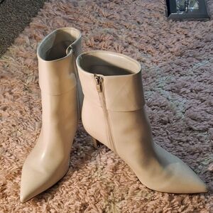 NNWT Nine West Classic Pointed-Toe Ankle Boots in Light Beige